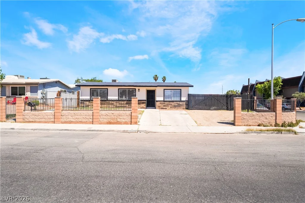 6160 Newville, Las Vegas, NV 89103