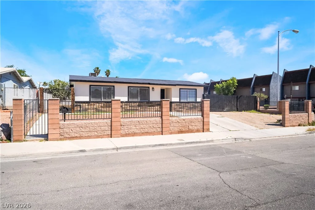 6160 Newville, Las Vegas, NV 89103