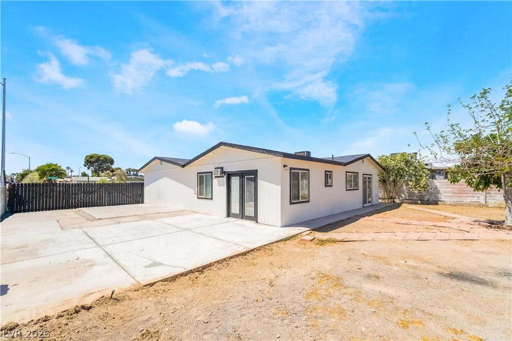 6160 Newville, Las Vegas, NV 89103
