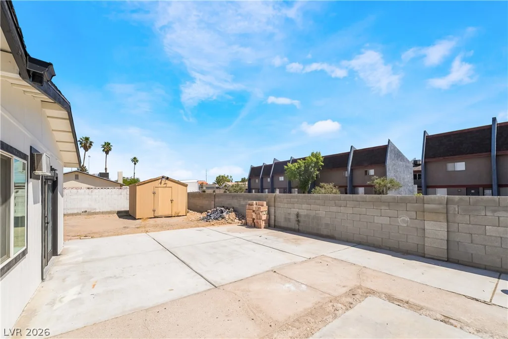 6160 Newville, Las Vegas, NV 89103