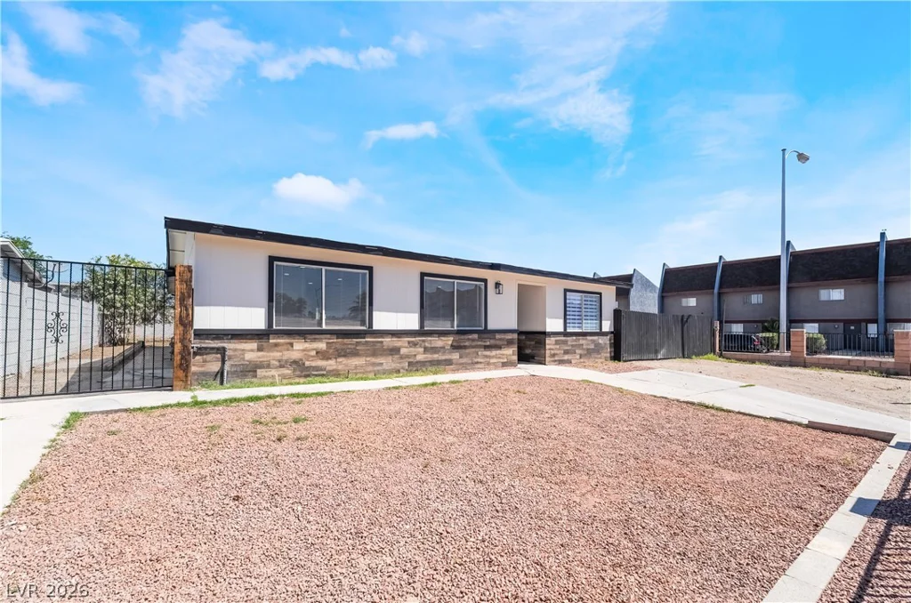 6160 Newville, Las Vegas, NV 89103