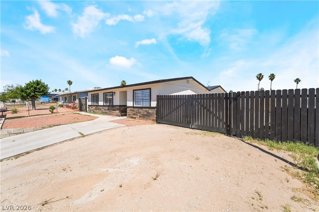 6160 Newville, Las Vegas, NV 89103