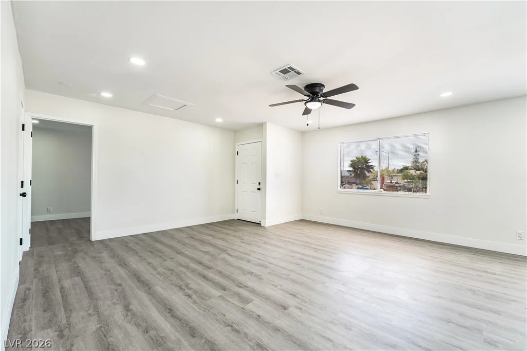 6160 Newville, Las Vegas, NV 89103