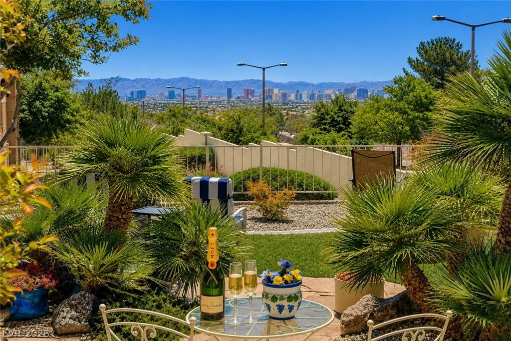 11033 Clear Meadows, Las Vegas, NV 89134