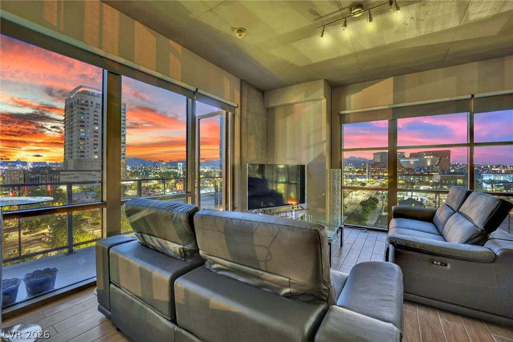 353 Bonneville, Las Vegas, NV 89101