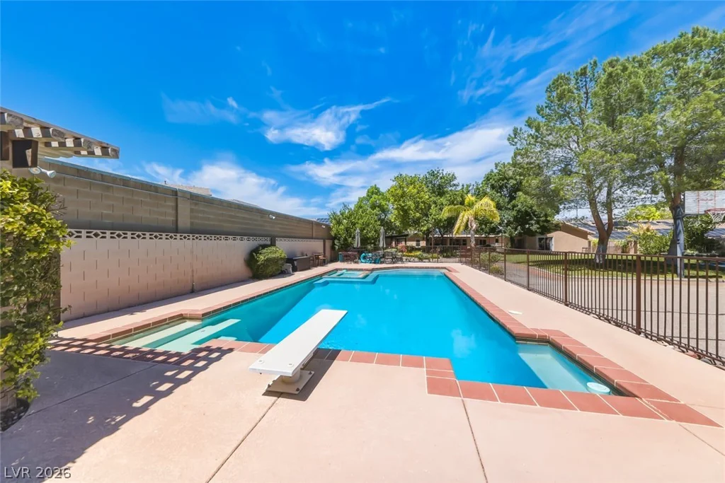 8645 Bright Angel, Las Vegas, NV 89149