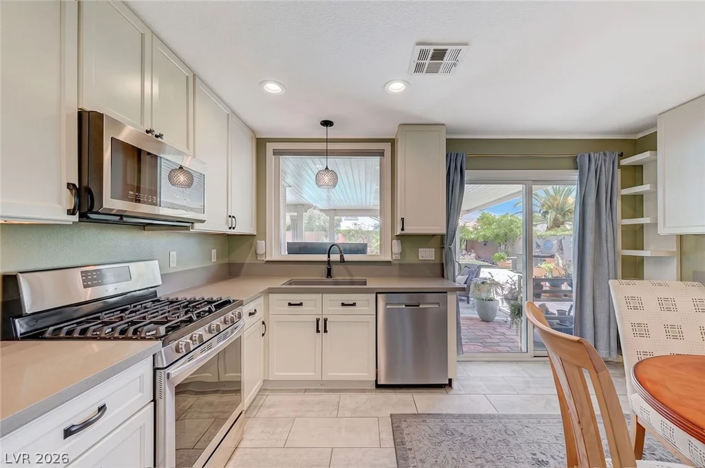 8532 Hidden Pines, Las Vegas, NV 89143