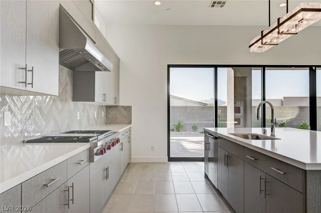 10738 Desert Heights, Las Vegas, NV 89135