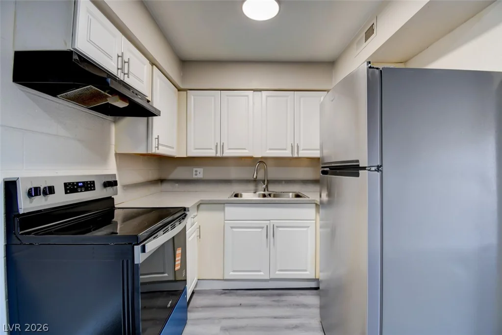625 Royal Crest, Las Vegas, NV 89169