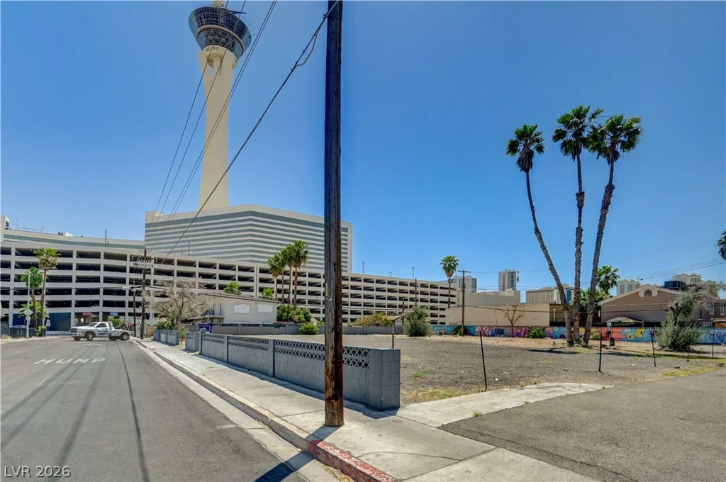 227 Saint Louis, Las Vegas, NV 89102