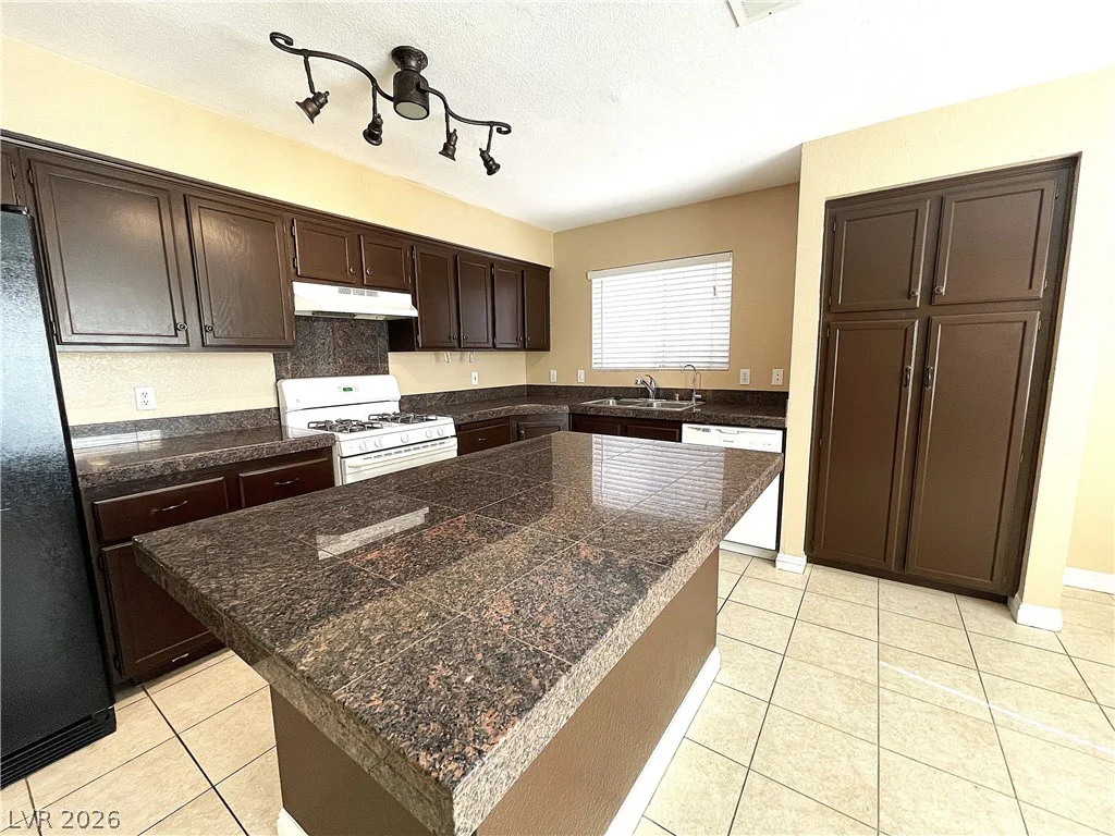 1420 Desert Hills, Las Vegas, NV 89117