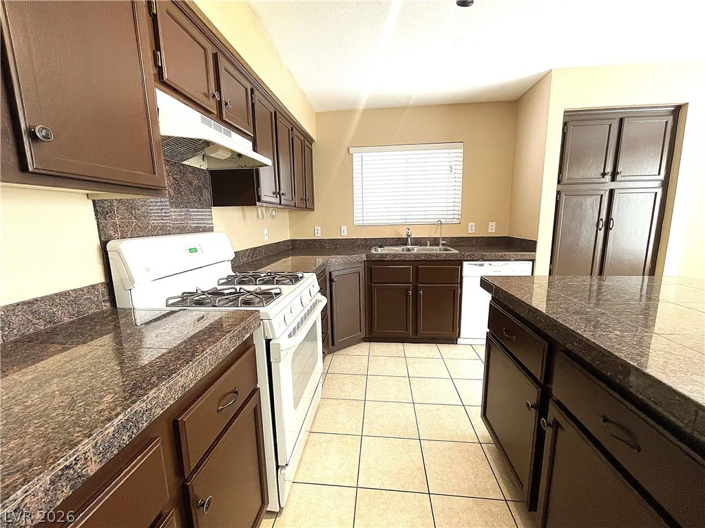 1420 Desert Hills, Las Vegas, NV 89117