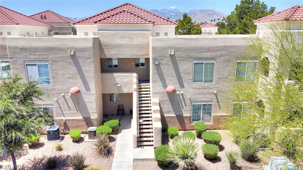 1909 Desert Falls, Las Vegas, NV 89128