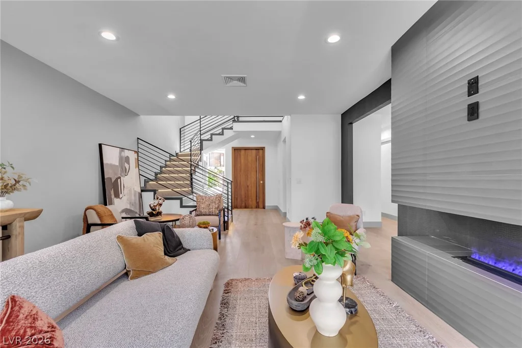 2861 Queens Courtyard, Las Vegas, NV 89109