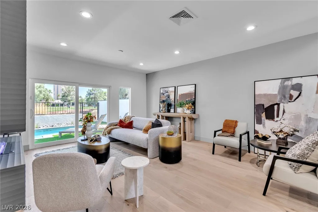 2861 Queens Courtyard, Las Vegas, NV 89109
