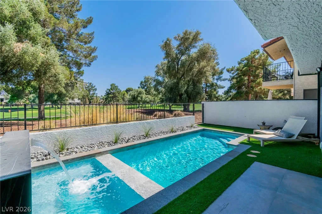 2861 Queens Courtyard, Las Vegas, NV 89109