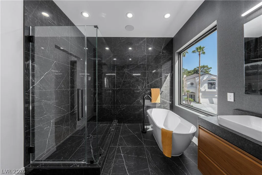 2824 Queens Courtyard, Las Vegas, NV 89109