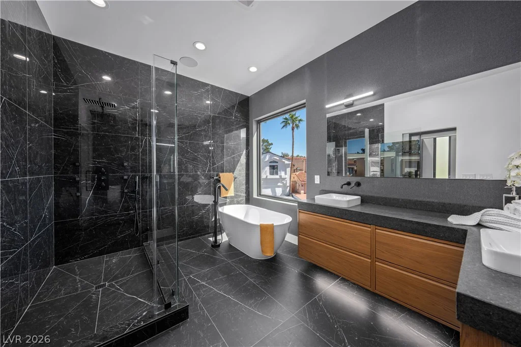 2824 Queens Courtyard, Las Vegas, NV 89109
