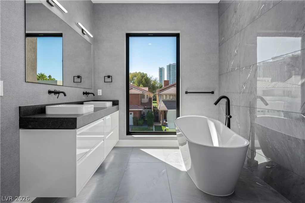 2824 Queens Courtyard, Las Vegas, NV 89109