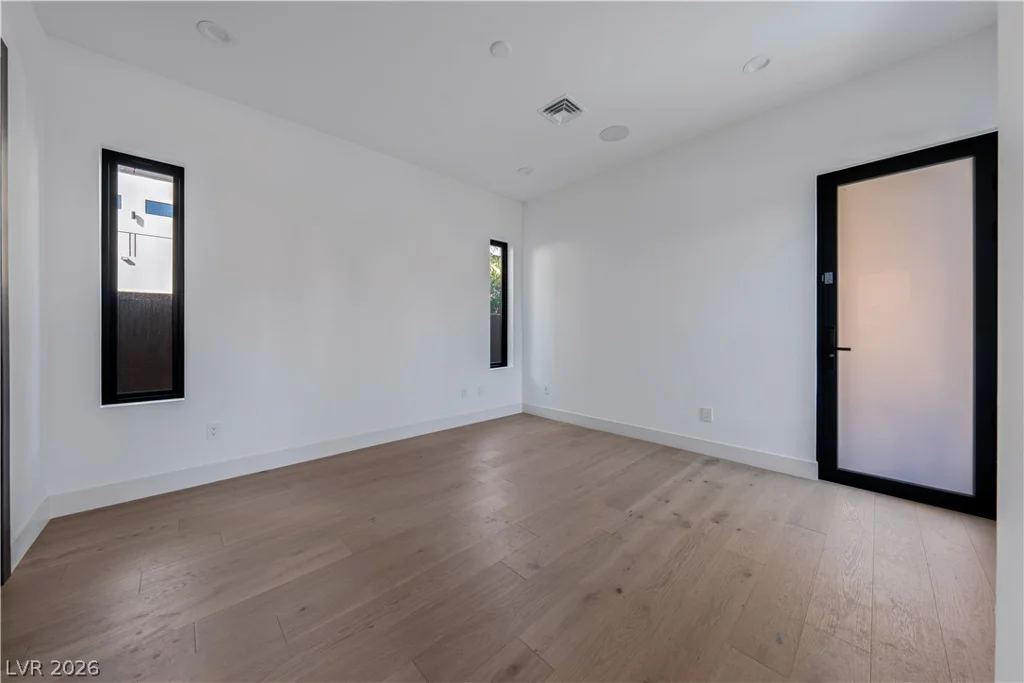2824 Queens Courtyard, Las Vegas, NV 89109