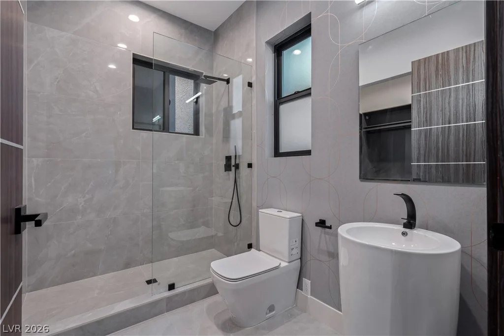 2824 Queens Courtyard, Las Vegas, NV 89109