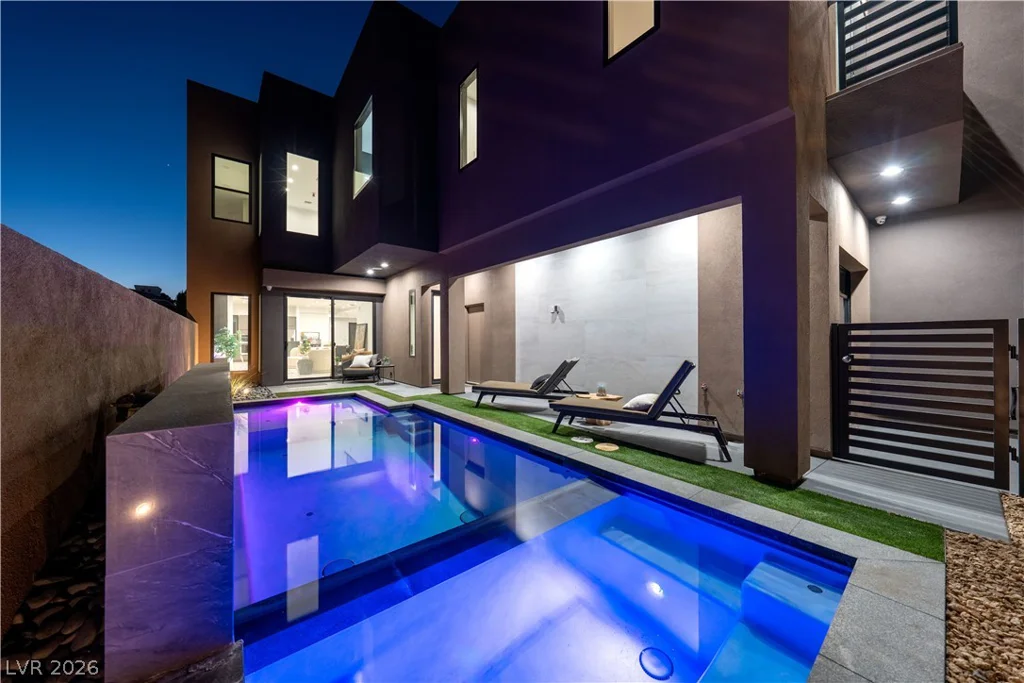 2824 Queens Courtyard, Las Vegas, NV 89109