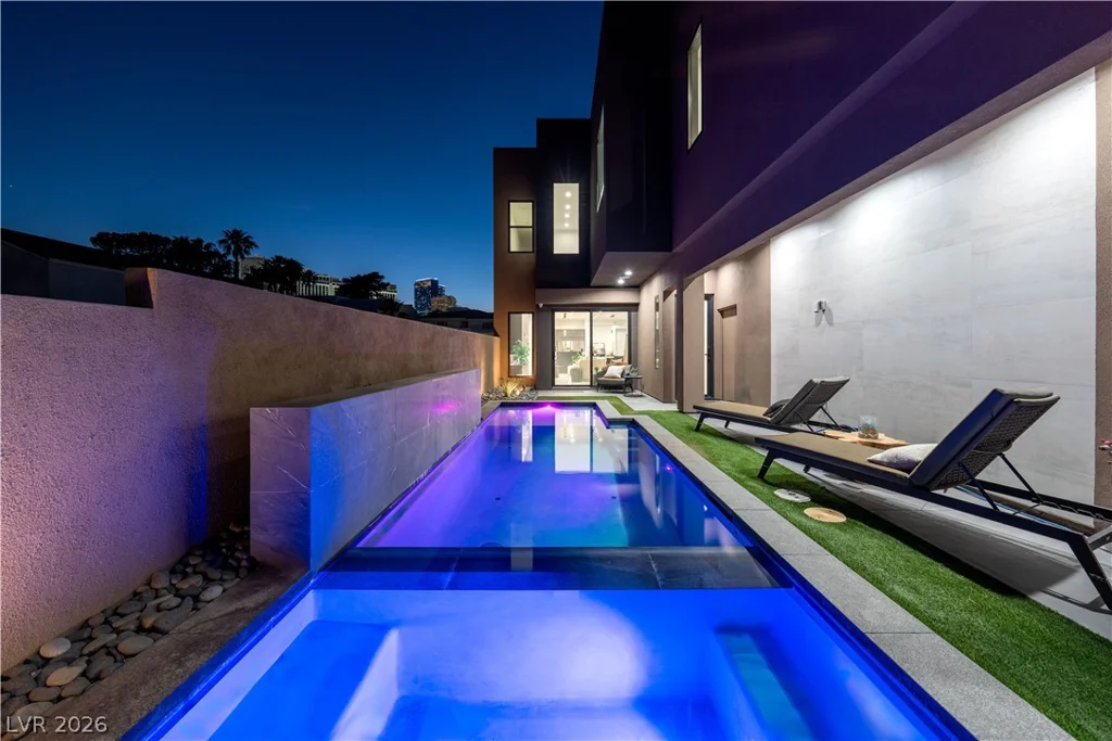 2824 Queens Courtyard, Las Vegas, NV 89109