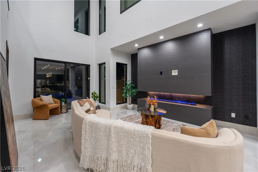 2824 Queens Courtyard, Las Vegas, NV 89109