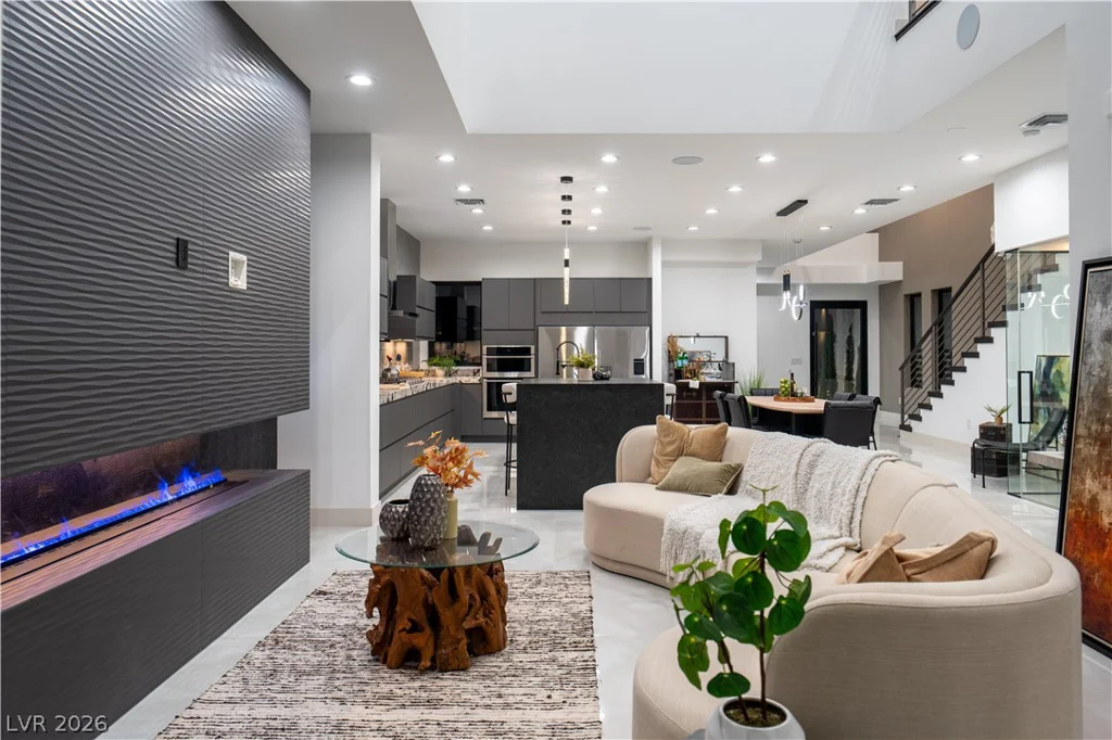 2824 Queens Courtyard, Las Vegas, NV 89109