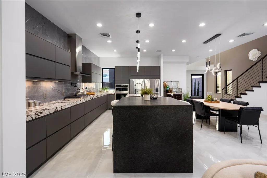 2824 Queens Courtyard, Las Vegas, NV 89109