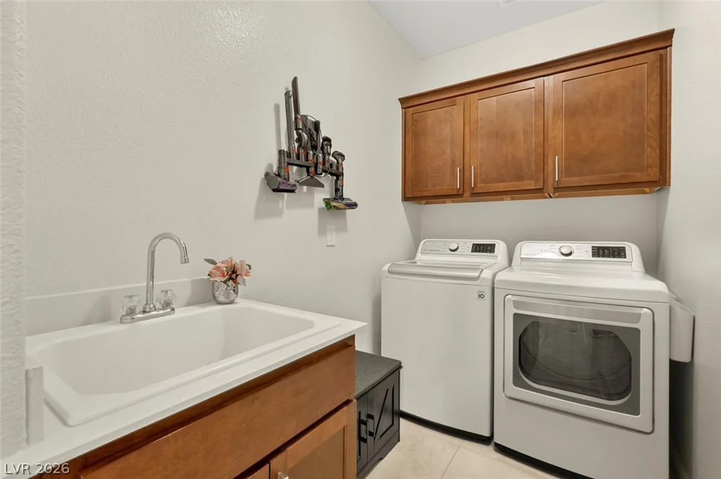 571 Signal Peak, Las Vegas, NV 89138