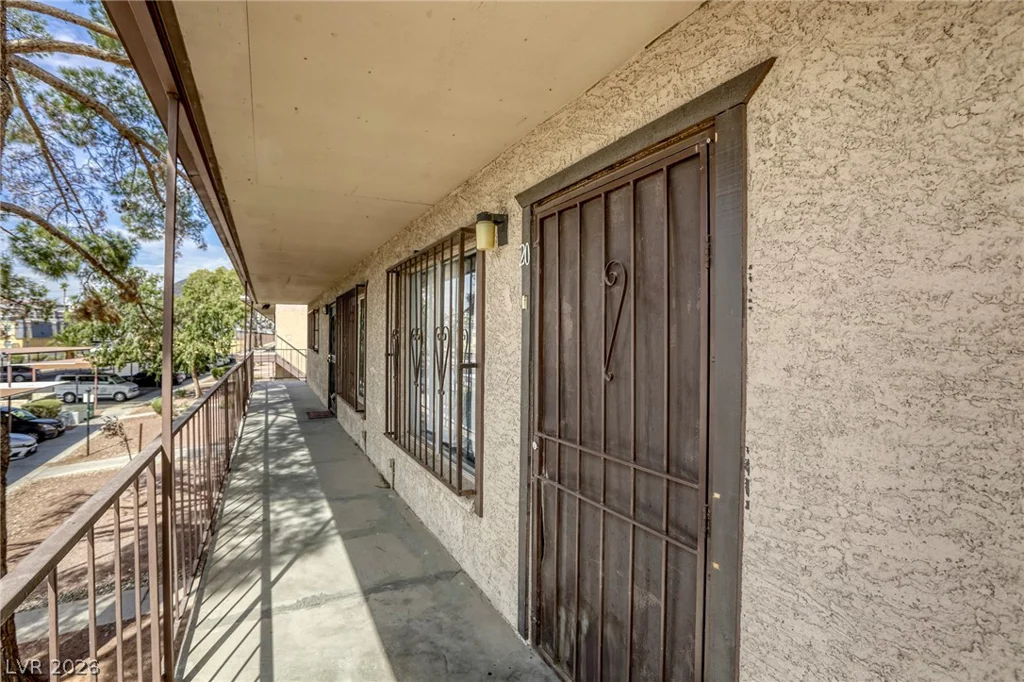 585 Royal Crest, Las Vegas, NV 89169