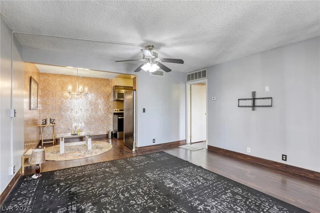 585 Royal Crest, Las Vegas, NV 89169