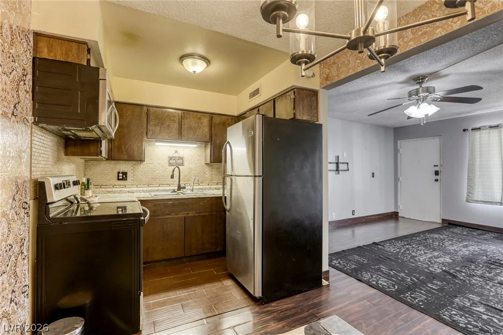 585 Royal Crest, Las Vegas, NV 89169