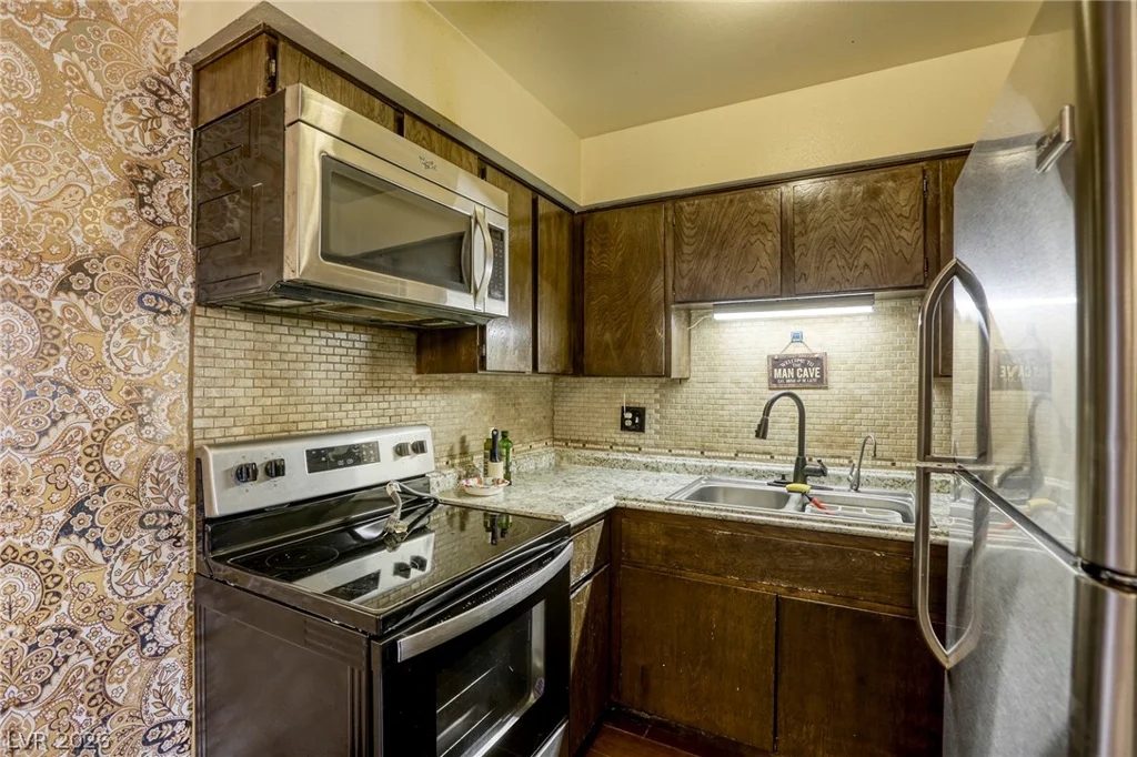 585 Royal Crest, Las Vegas, NV 89169
