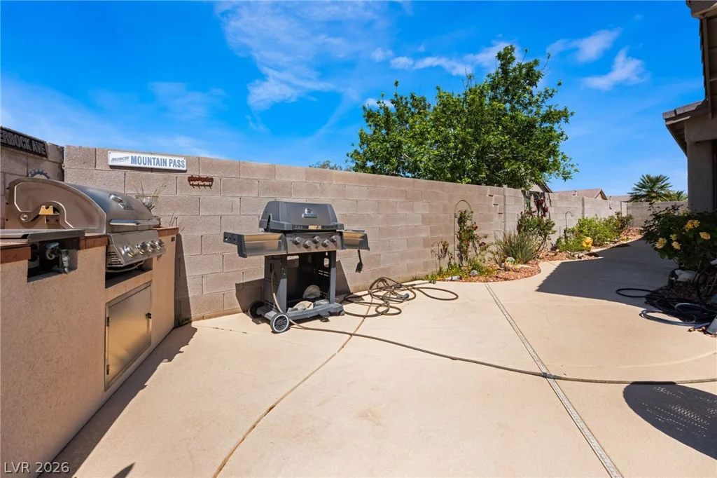 8528 Bandits Bluff, Las Vegas, NV 89143