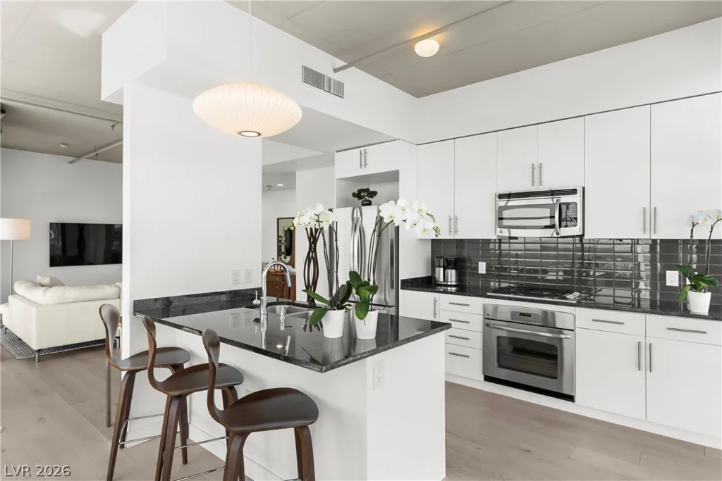 353 Bonneville, Las Vegas, NV 89101