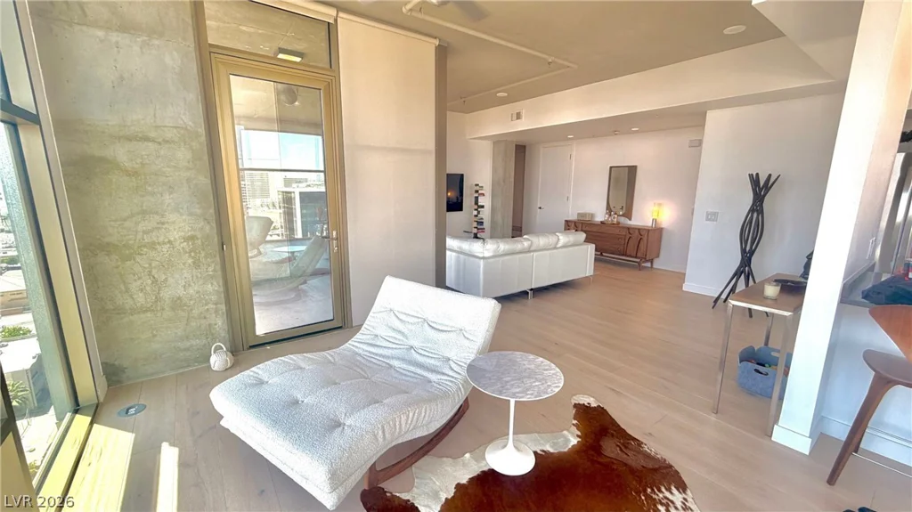 353 Bonneville, Las Vegas, NV 89101