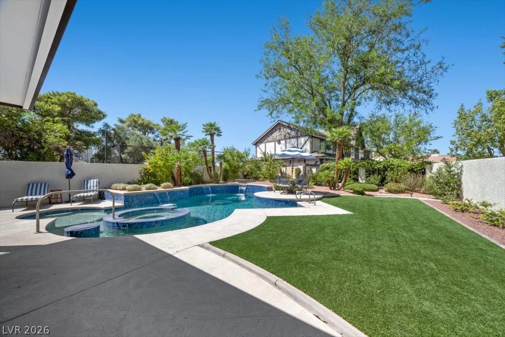 820 Pinehurst, Las Vegas, NV 89109