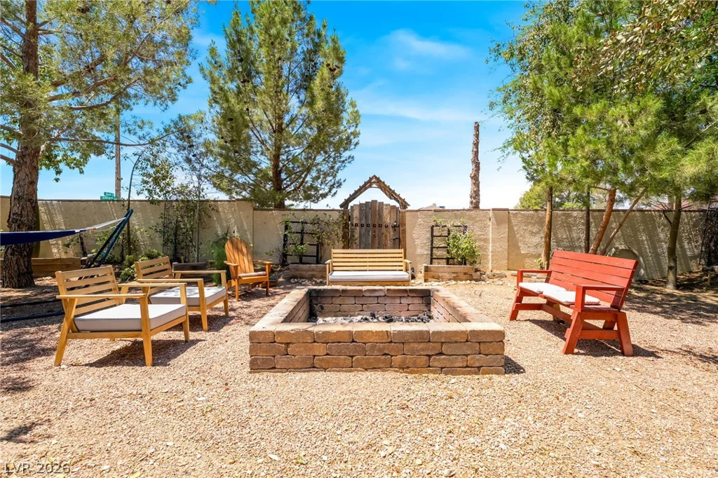 10380 Gilespie, Las Vegas, NV 89183