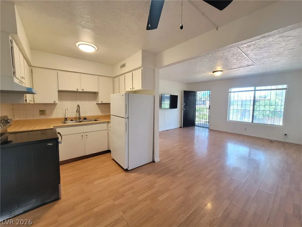 585 Royal Crest, Las Vegas, NV 89169