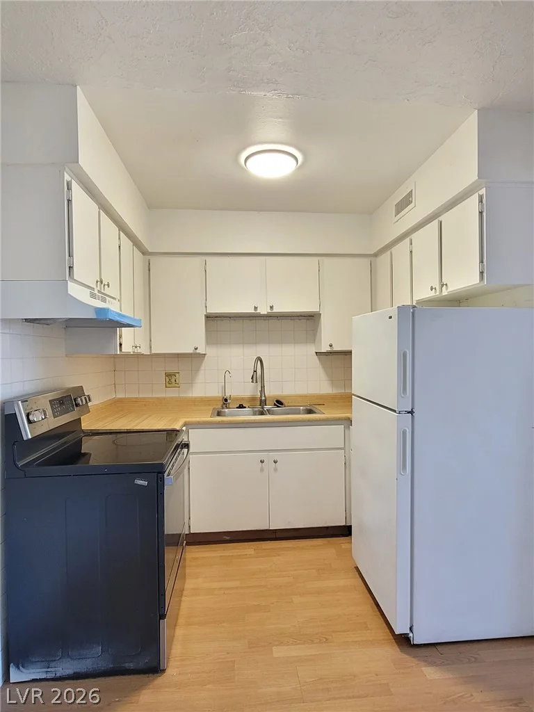 585 Royal Crest, Las Vegas, NV 89169
