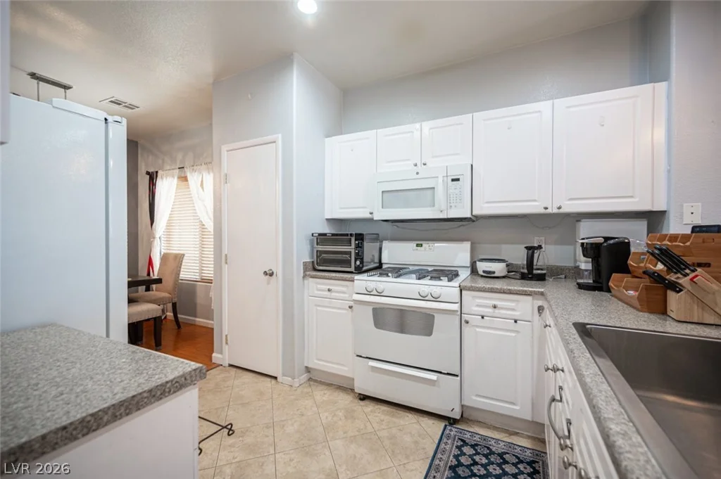 9322 Straw Hays, Las Vegas, NV 89178