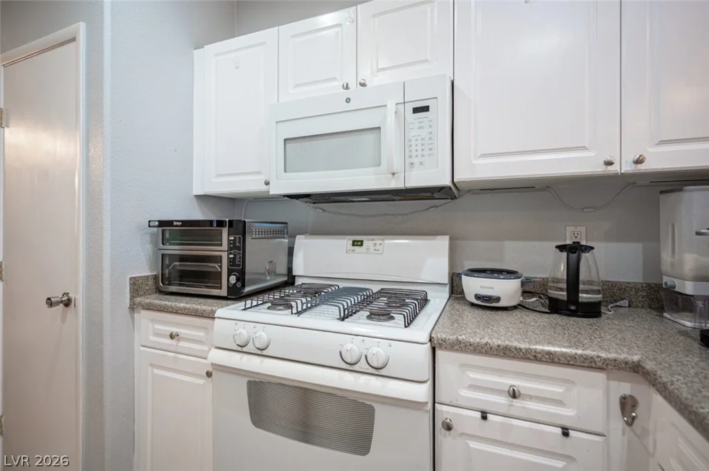 9322 Straw Hays, Las Vegas, NV 89178