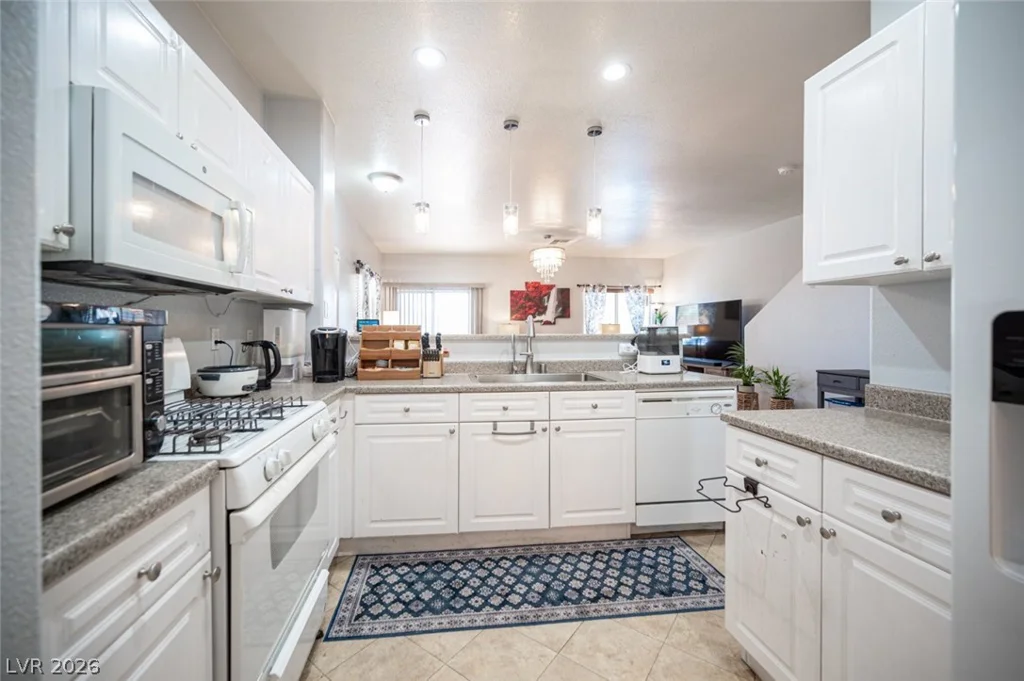 9322 Straw Hays, Las Vegas, NV 89178