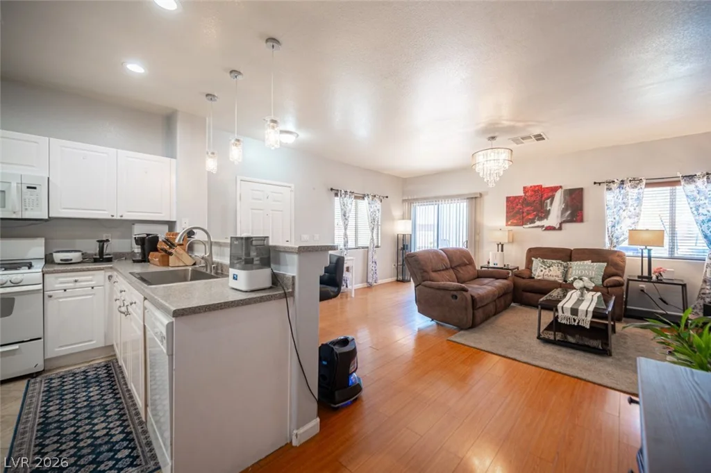 9322 Straw Hays, Las Vegas, NV 89178