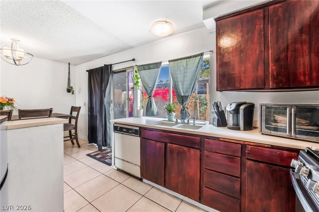 6128 Meadow Vista, Las Vegas, NV 89103