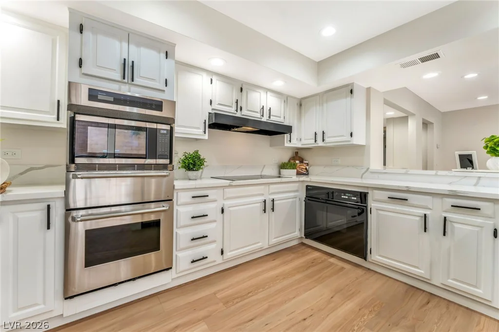 976 Pinehurst, Las Vegas, NV 89109