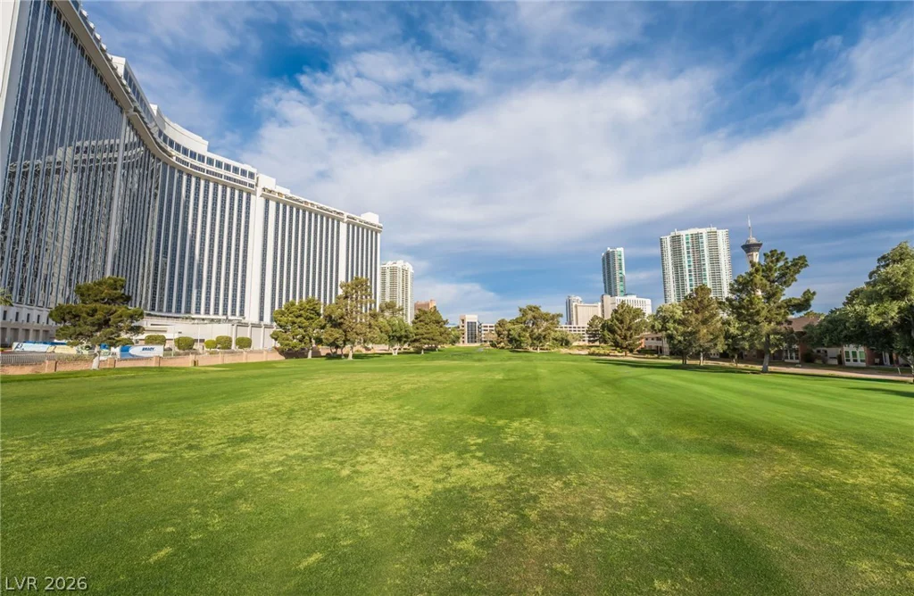 976 Pinehurst, Las Vegas, NV 89109