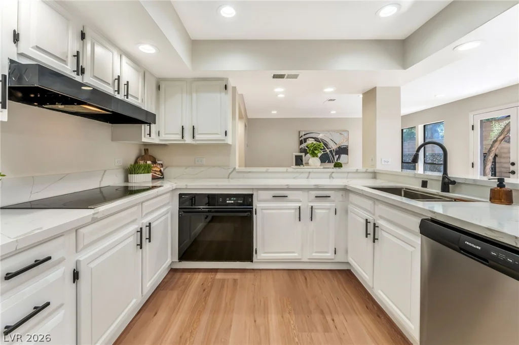 976 Pinehurst, Las Vegas, NV 89109